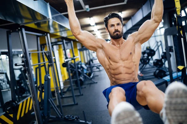 Foto Des Hübschen Jungen Sportlichen Mannes Mannschaftstraining Mit Trampolinfederung Fitnessclub — Stockfoto