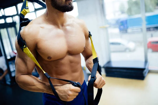 Foto Bel Giovane Sportivo Allenamento Uomo Con Trx Sospensione Fitness — Foto Stock