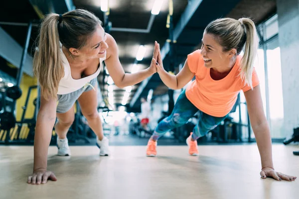 Donne Che Allenano Palestra Rafforzando Loro Fisico — Foto Stock