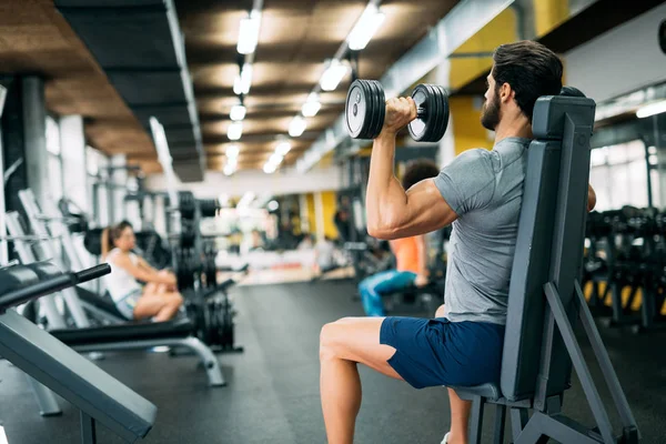 Hombre Haciendo Ejercicio Gimnasio Máquina Fitness — Foto de Stock