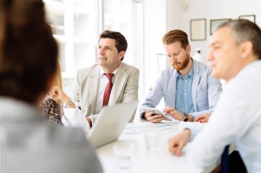 Telefonları ve mobil cihazlar kullanarak meşgul iş adamları