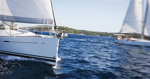 Yacht Lusso Alla Regata Vela Navigare Nel Vento Tra Onde — Foto Stock