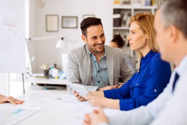 Ofiste çalışan bir şeyler ve iş adamları