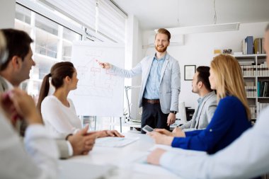 Ders ve beyaz yakalı arkadaşları için iş ofiste eğitim