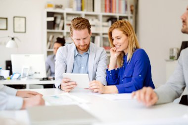 Toplantı ve modern ofiste beyin fırtınası iş