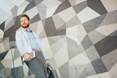 Eldeki güncel kalmak için tablet ve telefon sürekli sahip iş adamı