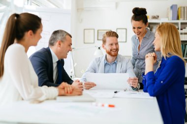 Modern ofisinde çalışan meşgul iş adamları