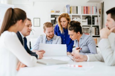 Toplantı ve yeni yeni fikirler tartışırken bir kurulu olan iş adamları
