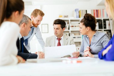 Toplantı ve yeni yeni fikirler tartışırken bir kurulu olan iş adamları