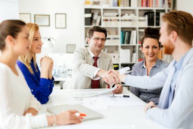 Akıllı genç iş adamları shakind ofisinde eller