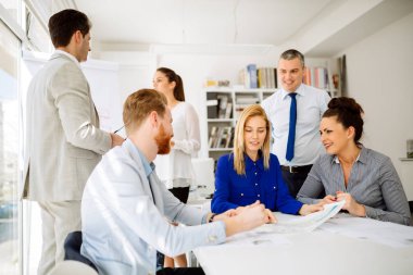 Toplantı ve modern ofiste beyin fırtınası iş
