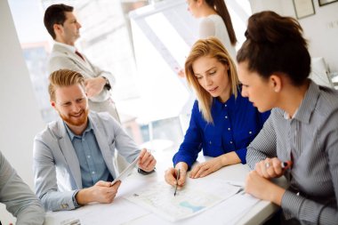 Toplantı ve modern ofiste beyin fırtınası iş