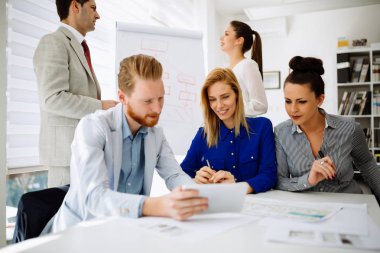 Proje üzerinde Office birlikte çalışma arkadaşları