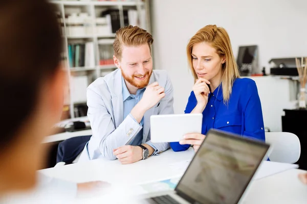 Uomini Affari Che Lavorano Ufficio Collaborano — Foto Stock