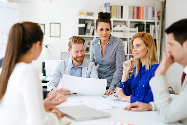 Деловые люди проводят заседание совета директоров и обсуждают новые идеи
