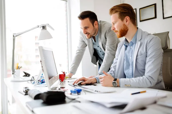 Kolegové Pracují Moderní Kanceláři Brainstorming — Stock fotografie