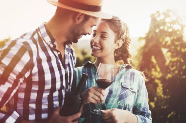 Winemaker mahzeninde çalışma ve şarapları tatma aşık Çift