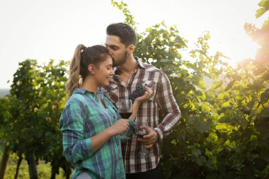 Winemaker mahzeninde çalışma ve şarapları tatma aşık Çift