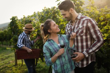 Örnekleme ve şarapları tatma insanlar