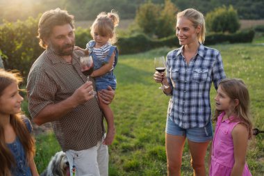 Winemaker ailenin bir arada bağ içinde