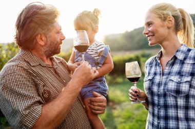 Şaraphane üzüm şarap tatma şarap üretici aile