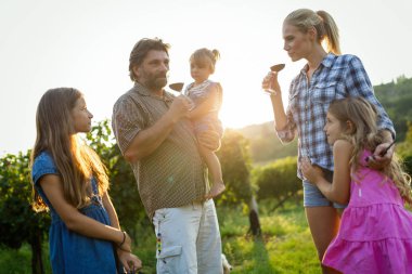 Winemaker ailenin bir arada bağ içinde