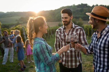 Winegrowers bağ örnekleme ve tatma şaraplar insanlar