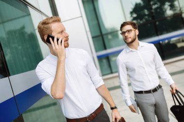 İşe yarayacak ve taşıyan iş adamları teknoloji akıllı