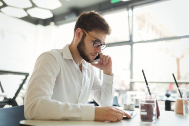 Kafede tablet üzerinde çalışan emin meşgul işadamı