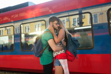 Erkek farewall erkek arkadaşına diyor ve goes uzağa