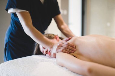 Spa sağlık salon, tedavi masöz masör