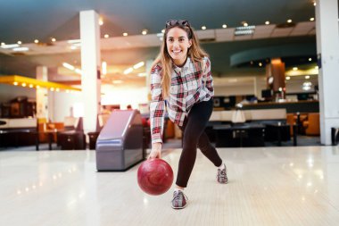 Bowling zevk güzel genç ve mutlu kadın