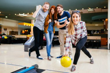 Bowling süre eğleniyor arkadaşlar