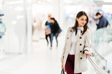 Güzel giysiler içinde poz güzel şirin işkadını