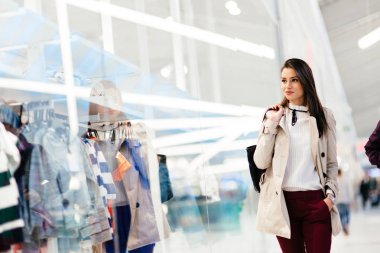 Güzel kadın trendy kıyafetler alışveriş