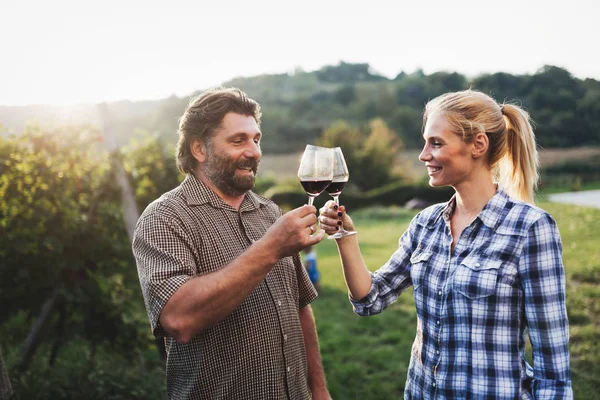Familia viticultor degustación de vino — Foto de Stock