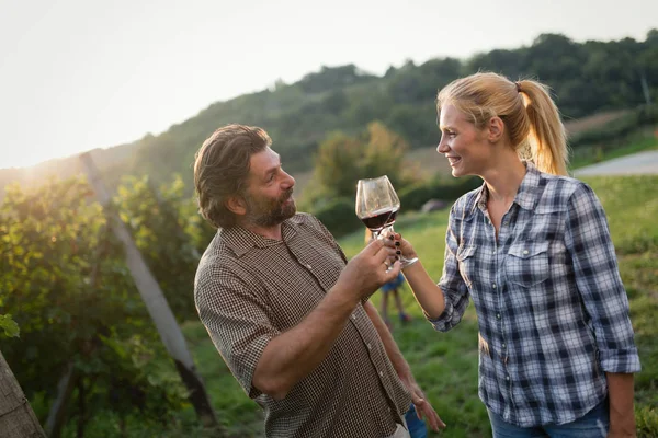 ワインの試飲 winegrower 家族 — ストック写真