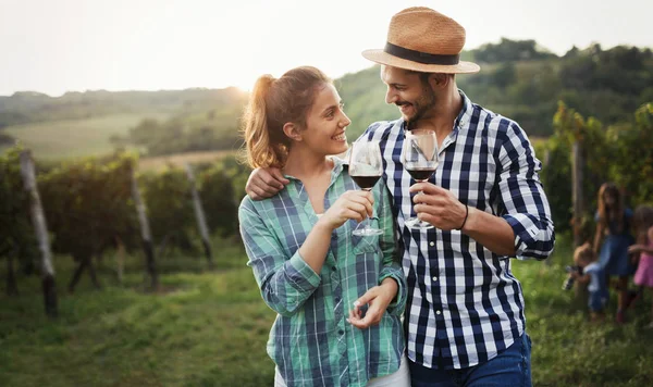 People sampling and tasting wines — Stock Photo, Image