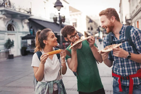 Ευτυχισμένοι Άνθρωποι Τρώει Fast Food Στην Πόλη Ενώ Ταξιδεύουν Σακίδια — Φωτογραφία Αρχείου