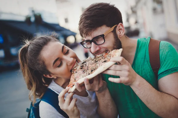 Coppia Felice Innamorata Condividere Pizza Sulla Strada — Foto Stock