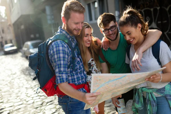 Grupo Feliz Turistas Que Viajam Passeiam Juntos — Fotografia de Stock