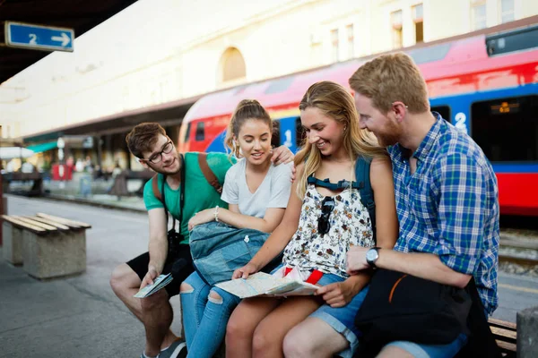 Молоді Туристи Подорожують Поїздом Відкривають Світ — стокове фото