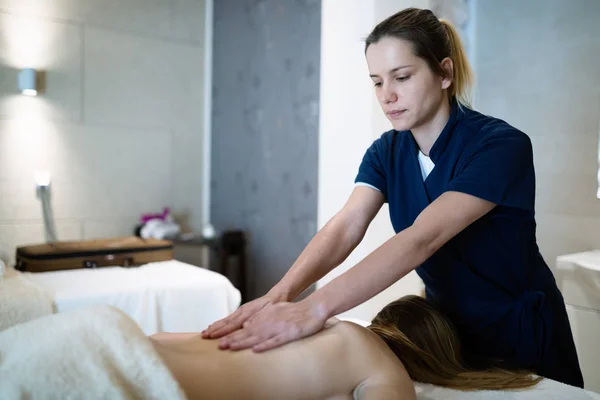 Tratamento Massagem Alívio Estresse Por Massagista Spa Bem Estar — Fotografia de Stock