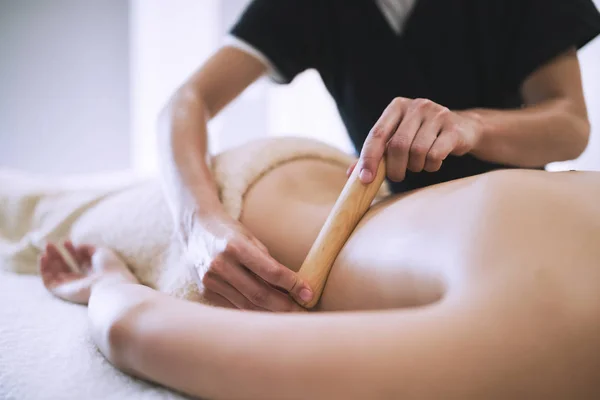 Masseur Tratando Paciente Com Tratamento Massagem Terapêutica — Fotografia de Stock