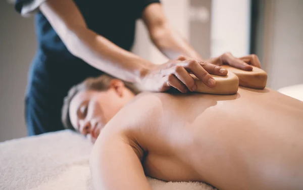 Thailändsk Massage Terapeut Att Behandla Patienten Hälso Och Salong — Stockfoto