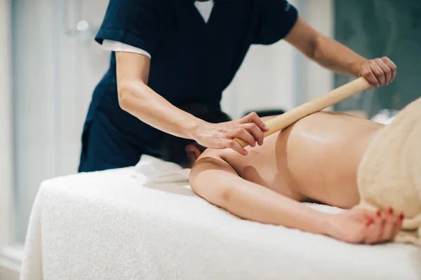 Masseur Dando Massagem Terapêutica Para Massagista Resort Bem Estar — Fotografia de Stock