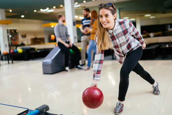 Schöne Junge Und Glückliche Frau Genießt Bowling — Stockfoto