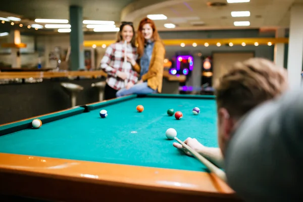 Amigos Felices Disfrutando Jugando Billar Juntos — Foto de Stock