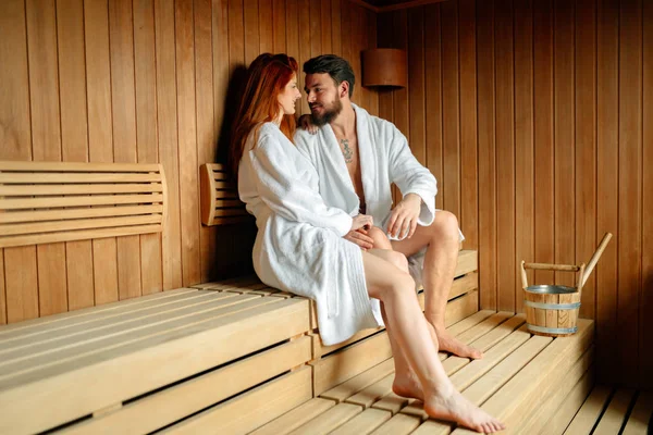 Pareja Disfrutando Sauna Finlandesa Durante Fin Semana Spa — Foto de Stock