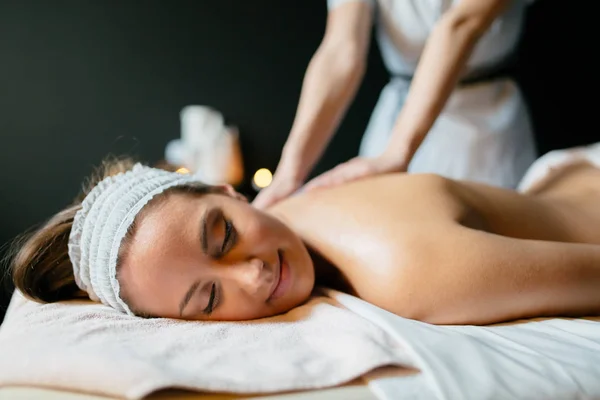 Mulher Bonita Desfrutando Massagem Rejuvenescimento — Fotografia de Stock